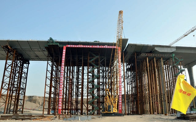 XCMG’s two bridge lifts