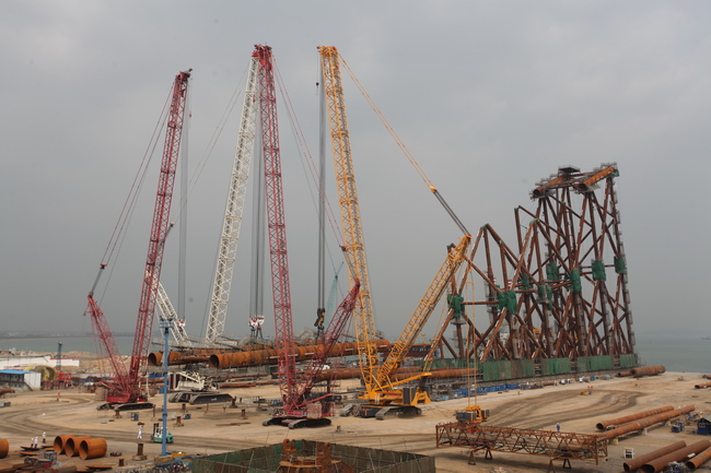 Thousand-ton Crawler Crane of XCMG Performs Hoisting in Ocean Engineering